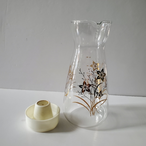 VTG PYREX Juice Pitcher Milk Carafe Glass Server Floral Leafy Gold Overlay Tall - Picture 10 of 14